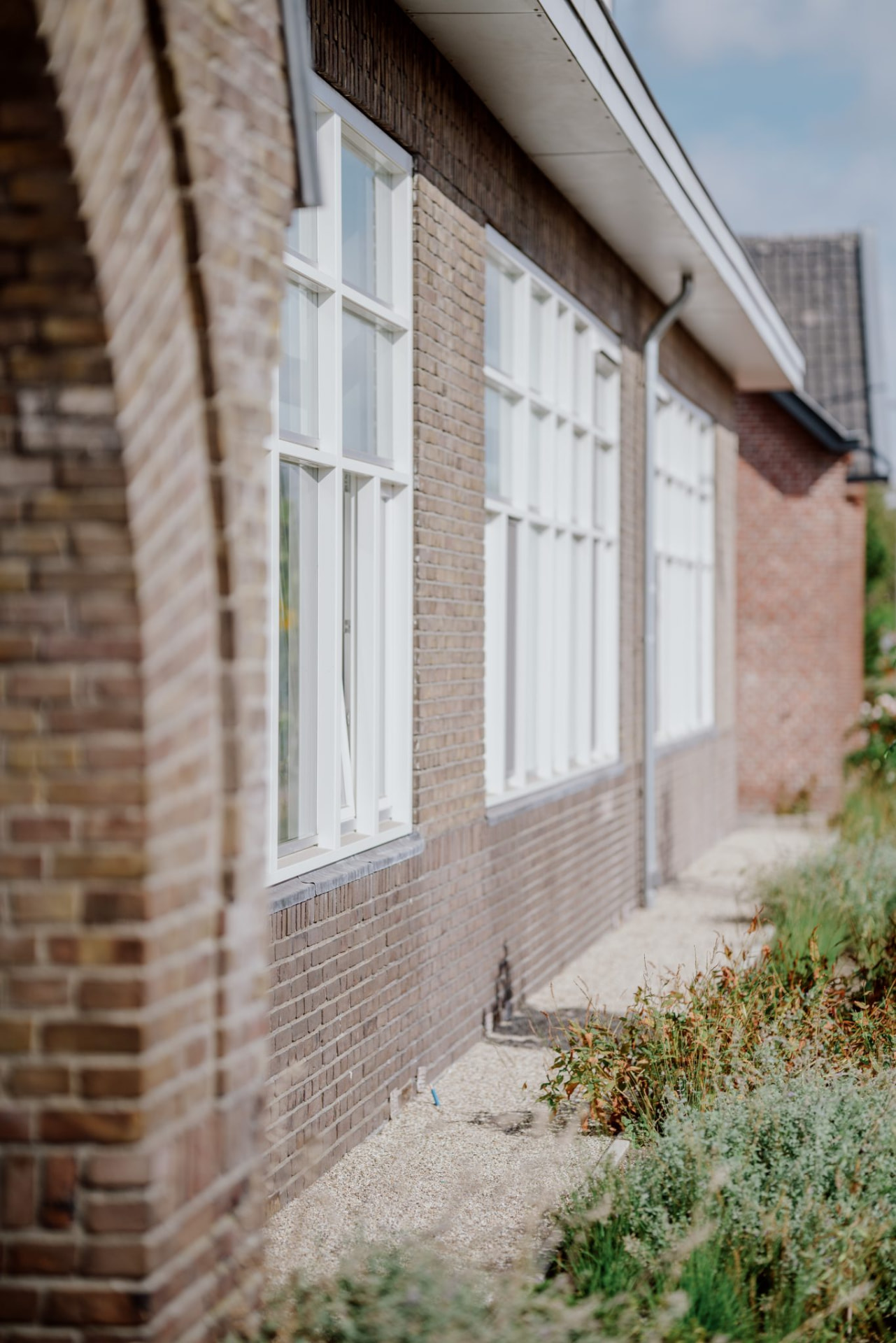 Woonzorglocatie Beers Thuis met houten gevelbekleding boven witte gemetselde plint
