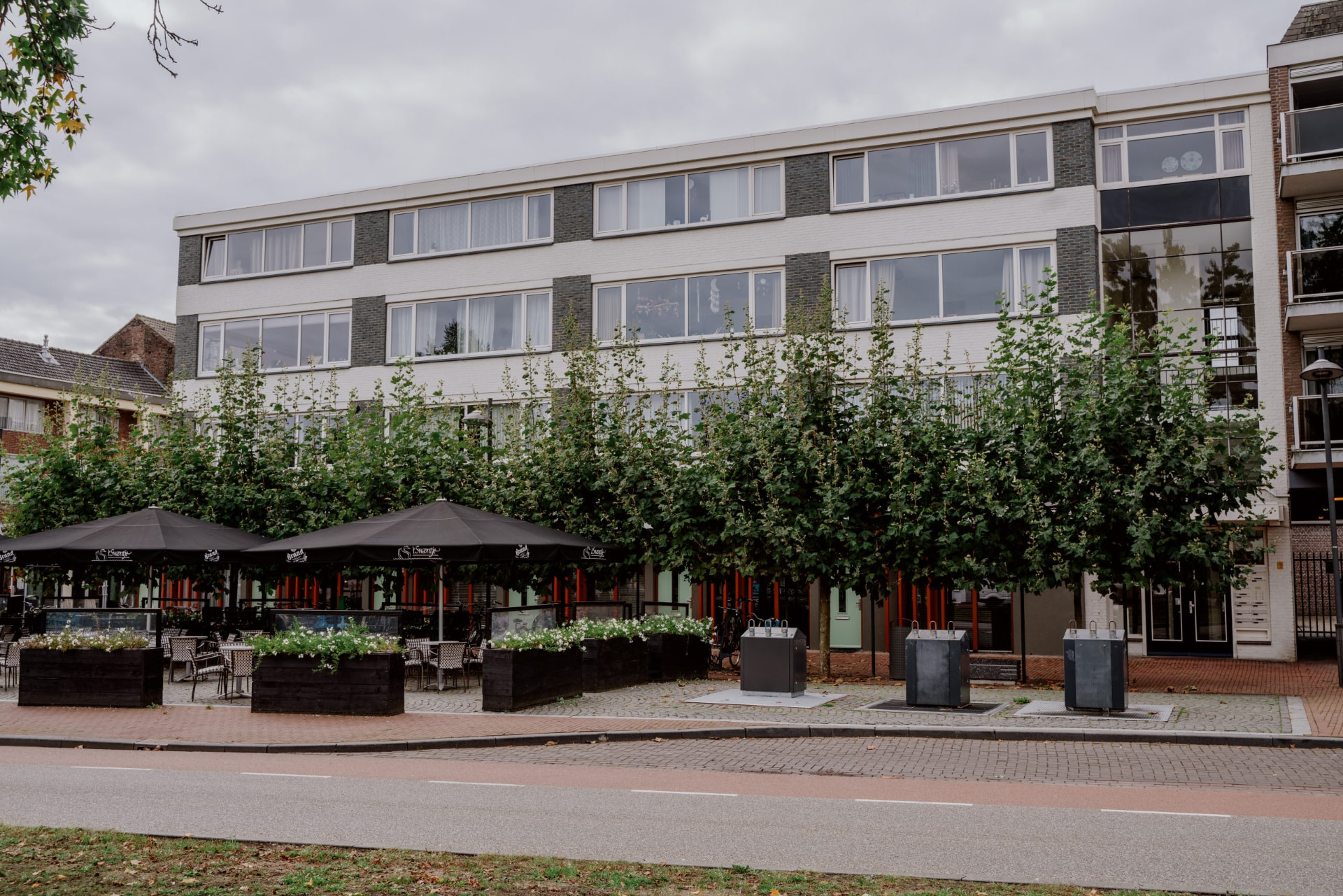 Appartementengebouw in Weert met woningen in de voormalige winkelplint