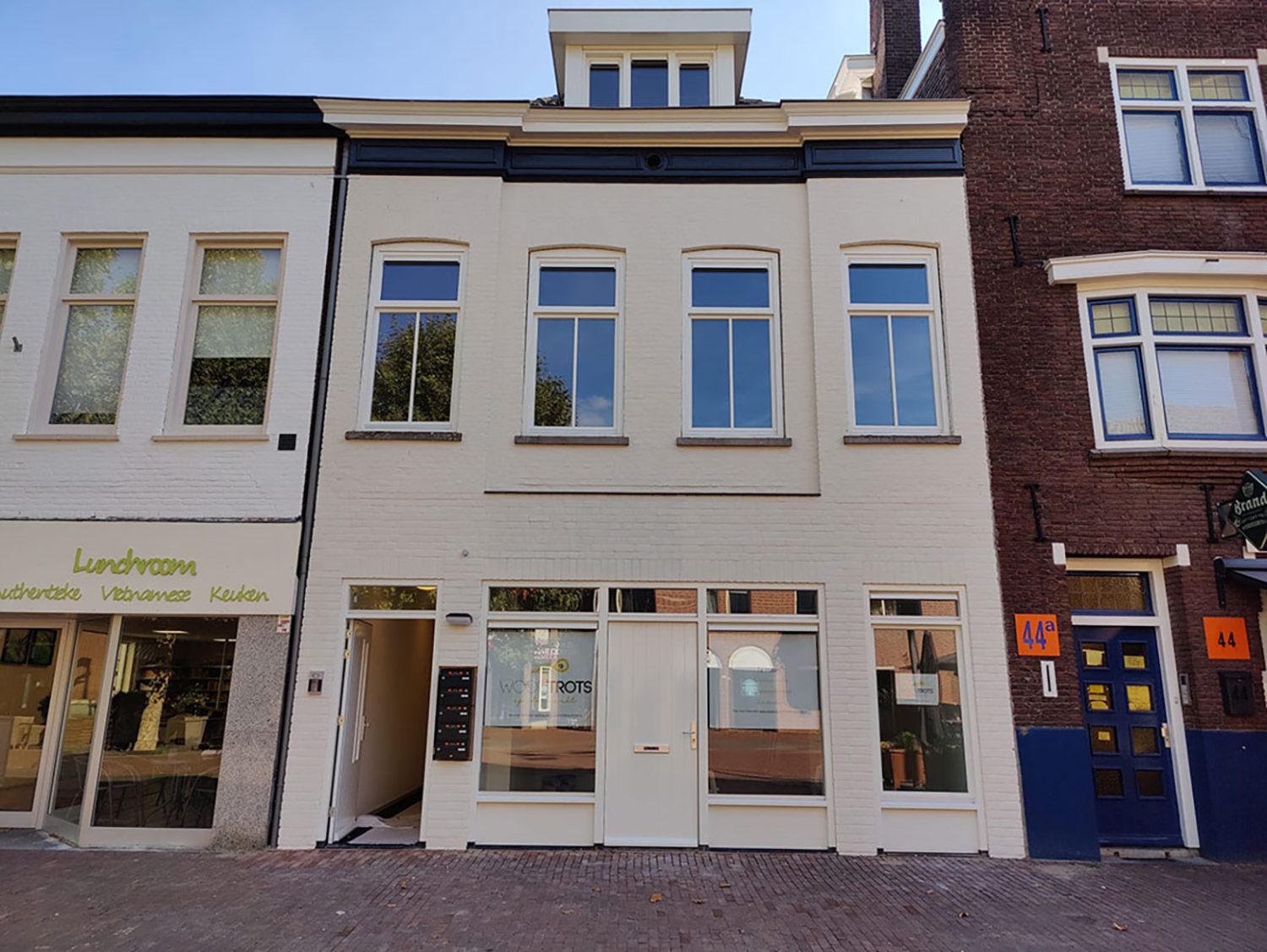 Voormalig winkelpand met bovenwoning aan de Markt in Helmond